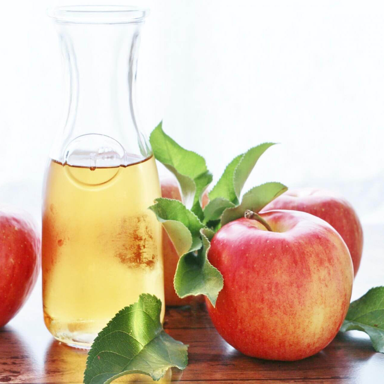 Apfelessig – Naturprodukt mit Essigsäure, Apfelsäure, Mineralstoffen, Enzymen und Flavonoiden; traditionell im Zusammenhang mit Verdauung genutzt